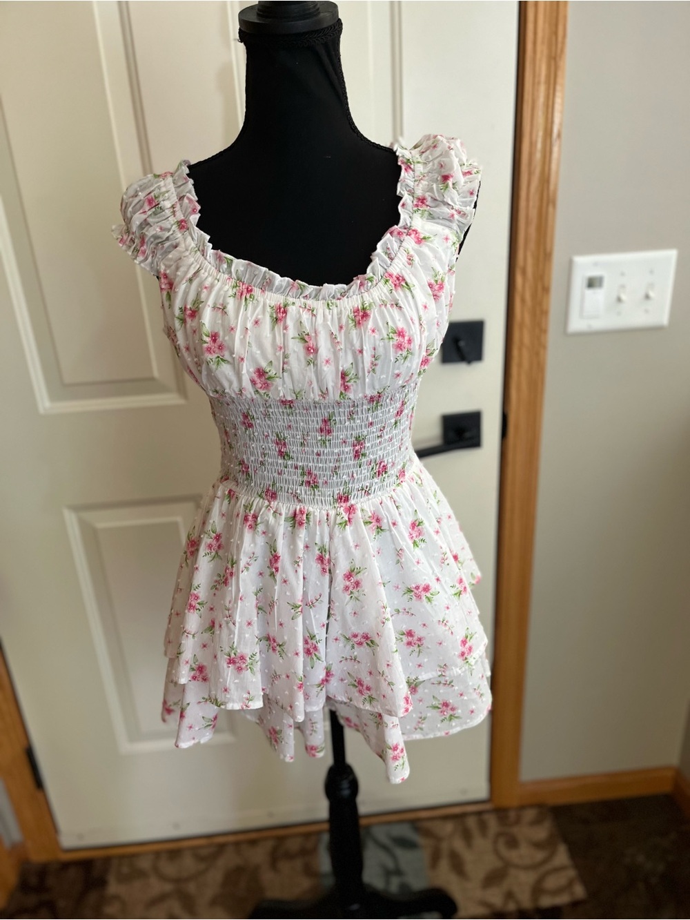 Women’s Princess Polly white pink floral texture pull on lined romper. Size 2